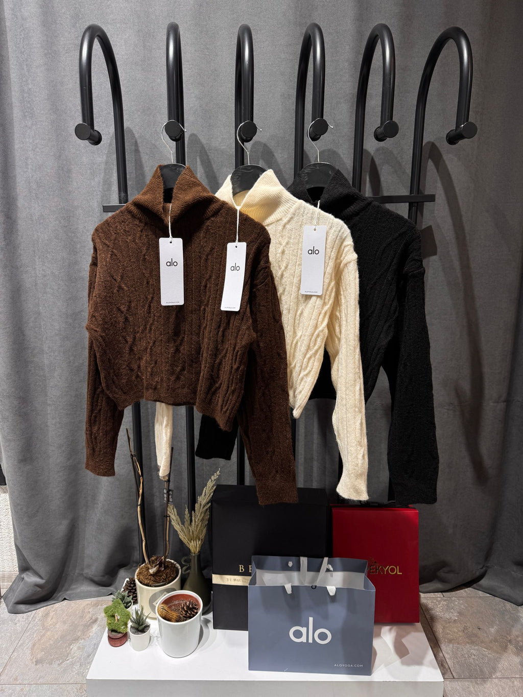 Siyah Renk Boğazlı Yaka Crop Boy Uzun Kollu Örgü Triko Kazak